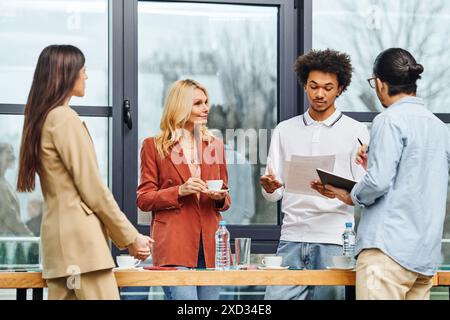 Groupe de chercheurs d’emploi engagés dans une discussion collaborative autour d’une table dans un bureau. Banque D'Images