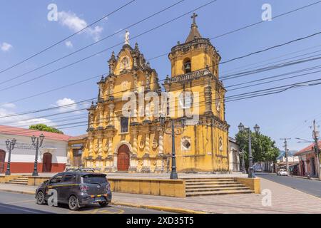 Leon, Nicaragua - 17 mars 2024 : vue de face de la chute jaune du souvenir de Leon au Nicaragua Banque D'Images