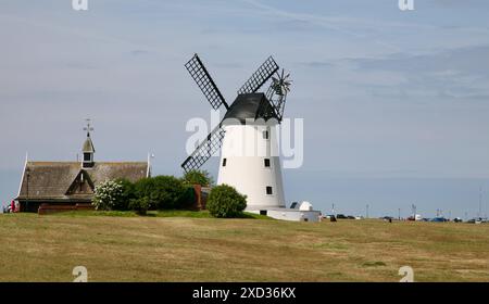 Une vue du célèbre moulin à vent de Lytham Green, Lytham St Annes, Lancashire, Royaume-Uni, Europe par une belle journée ensoleillée. Banque D'Images