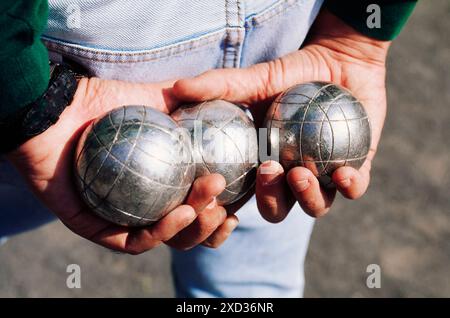 Homme jouant à la pétanque, Clermont-Ferrand, Auvergne, massif-Central, France Banque D'Images