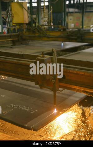 Coupe le gaz du hot metal plaque en acier Banque D'Images
