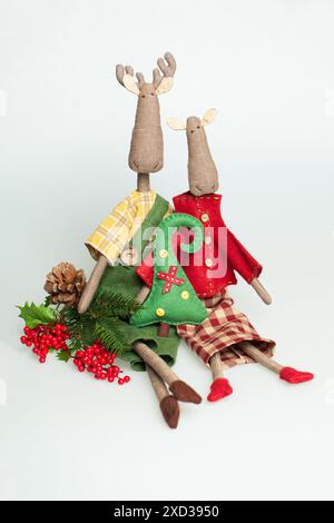 Jouet coloré en lin ou décoration pour Noël sur fond blanc Banque D'Images