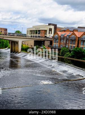 Une vue sur la rivière Wear à Milburngate Bridge Area dans le centre-ville de Durham, Angleterre, Royaume-Uni Banque D'Images