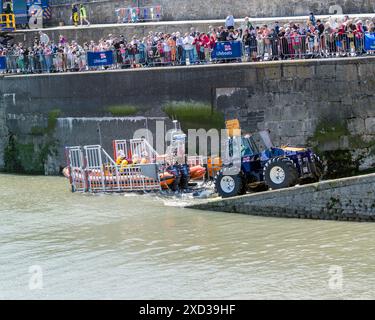 La « Rose of the Shires » de la RNLI est lancée le long de la cale. Festival de sauvetage 2024. Porthcawl, Royaume-Uni. 16 juin 2024 Banque D'Images