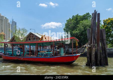 Bangkok, Thaïlande - 19 mars 2018 : ferry amarré près de Wat Thong Thammachat Pier sur la rivière Chao Phraya. Banque D'Images