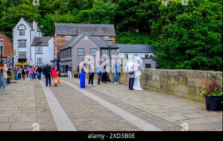 Une vue sur Framwellgate Bridge à Durham, Angleterre, Royaume-Uni où une mariée et le marié posent pour des photos de mariage Banque D'Images