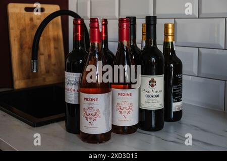 Sélection de vins fins sur un comptoir de cuisine moderne. Varsovie, Pologne - 02 mai 2024 Banque D'Images