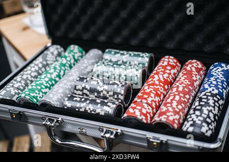 Gros plan de jetons de poker dans le boîtier Banque D'Images