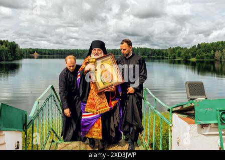 Hieroarchimandrite Mstislav, évêque de Tikhvin et Lodeynopolsky porte l'icône du Saint guérisseur Panteleimon Banque D'Images