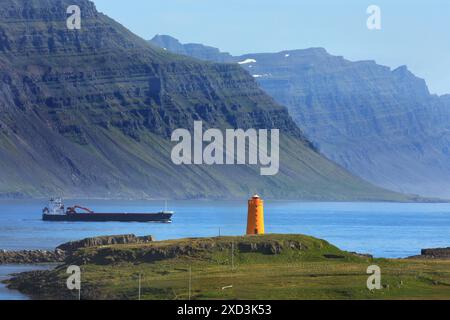 Géographie / voyage, Islande, phare et cargo de Vattarnes, Reydarfjoerdur, Austurland, ADDITIONAL-RIGHTS-CLEARANCE-INFO-NOT-AVAILABLE Banque D'Images