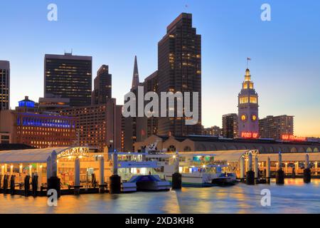 Géographie / voyage, États-Unis, Californie, San Francisco, vue de l'embarcadère 14 au bâtiment du ferry, DROITS-SUPPLÉMENTAIRES-AUTORISATION-INFO-NON-DISPONIBLE Banque D'Images