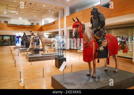 Leeds, Royaume-Uni - 24 février 2024 : exposition de l'armure orientale dans la War Gallery, Royal Armouries Museum Banque D'Images