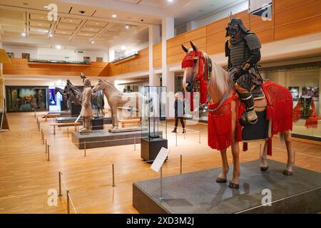 Leeds, Royaume-Uni - 24 février 2024 : exposition de l'armure orientale dans la War Gallery, Royal Armouries Museum Banque D'Images