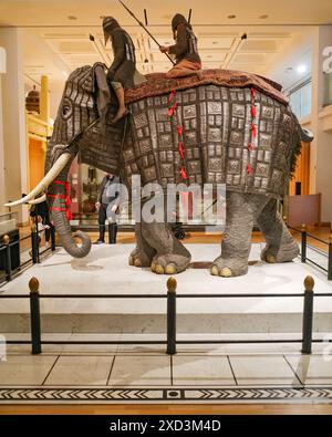 Leeds, Royaume-Uni - 24 février 2024 : exposition de l'armure orientale dans la War Gallery, Royal Armouries Museum Banque D'Images