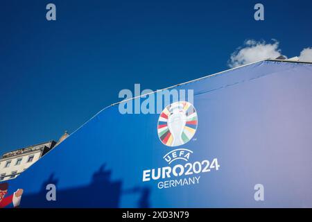 Düsseldorf, Allemagne - 19 JUIN 2024 : le logo et l'enseigne de l'UEFA euro 2024 Allemagne en toile de fond à la Fan zone public Viewing Rheinufer pendant l'EURO 2024. Banque D'Images