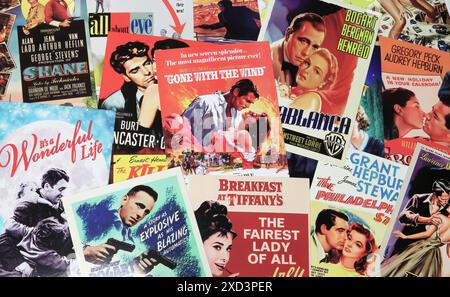 Viersen, Allemagne - 9 mai. 2024 : Collection de nombreuses affiches de cinéma américain rétro vintage nostalgique rétro vintage Hollywood de tous les temps des années 1940 - 1 Banque D'Images