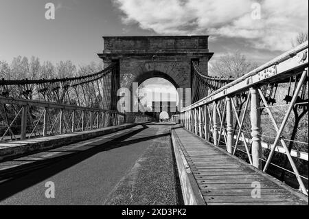 Arles, France - 12 mars 2023 : Pont de Fourques pont suspendu par une journée ensoleillée au printemps, noir et blanc Banque D'Images