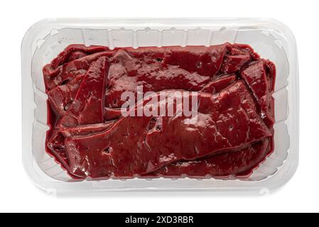 Tranches de foie de veau cru dans un plateau alimentaire en plastique transparent isolé sur blanc avec chemin de coupe inclus Banque D'Images