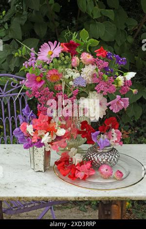 Botanique, pois doux, dahlias, fleurs de paille ( helichrysum ) dans des vases siler sur une table en marbre à l'extérieur., DROITS-SUPPLÉMENTAIRES-AUTORISATION-INFO-NON-DISPONIBLE Banque D'Images