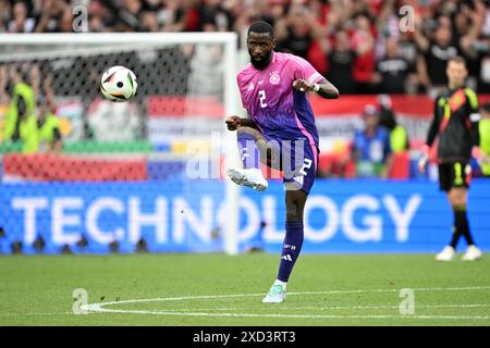 19 juin 2024, Bade-Württemberg, Stuttgart : Football : Championnat d'Europe, Allemagne - Hongrie, tour préliminaire, groupe A, jour de match 2, Stuttgart Arena, l'Allemand Antonio Rüdiger joue le ballon. Photo : Federico Gambarini/dpa Banque D'Images
