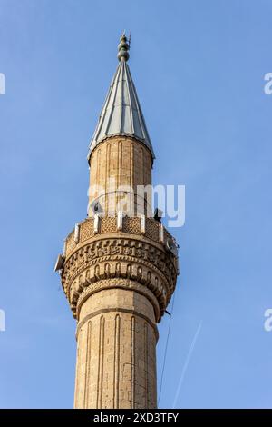 Le sommet d'un beau minaret dans la vieille ville historique d'Antalya - Kaleiçi - en Turquie par une journée ensoleillée avec le ciel bleu et pas de gens dans la scène. Banque D'Images