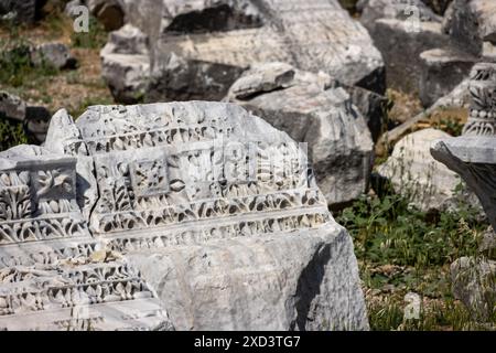 Une belle roche sculptée dans les ruines romaines de la vieille ville historique de Side près d'Antalya en Turquie par une journée ensoleillée, avec une vue rapprochée du détail. Banque D'Images