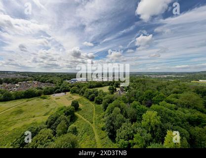 Allington près de Maidstone, Kent, Royaume-Uni. Drone vue du dessus du Big Field (ME16 0NH) vers l'ouest en direction de Kent Enviropower (cheminée) Integrated Waste ma Banque D'Images