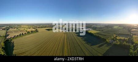 Terres agricoles autour du village de Chart Sutton près de Maidstone, Kent, Royaume-Uni. Vue panoramique de drone regardant vers le sud sur le Weald de Kent depuis le haut de Warmlake Ro Banque D'Images