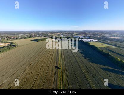Terres agricoles autour du village de Chart Sutton près de Maidstone, Kent, Royaume-Uni. Vue d'un drone regardant vers le sud au-dessus du Weald of Kent depuis le chemin Warmlake (ME17 3 Banque D'Images