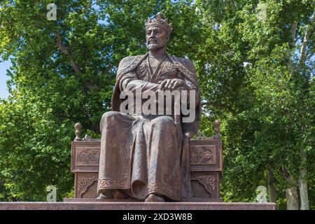 SAMARCANDE, OUZBÉKISTAN - 18 JUIN 2024 : vue rapprochée du monument d'Amir Timur à Samarcande, Ouzbékistan Banque D'Images