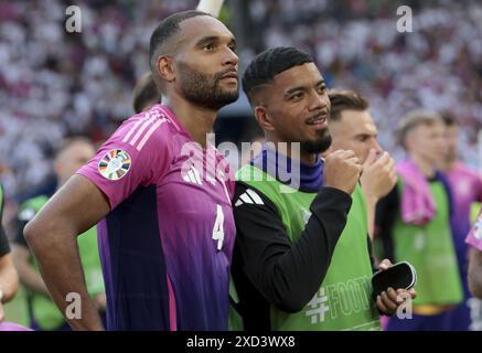 Jonathan Tah, Benjamin Henrichs, de l'Allemagne, célèbrent la victoire après le match de football UEFA Euro 2024, Groupe A, entre l'Allemagne et la Hongrie le 19 juin 2024 au MHPArena à Stuttgart, Allemagne Banque D'Images