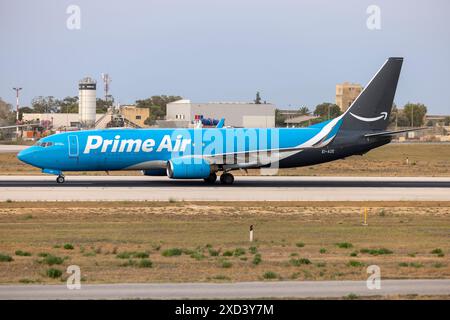 Amazon Prime Air (ASL Airlines Ireland) Boeing 737-86Q(SF)(WL) (REG : EI-AZE) atterrissage sur piste 13 et retour en arrière. Banque D'Images