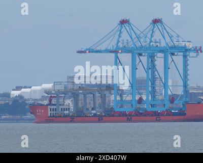 Sheerness, Kent, Royaume-Uni. 20 juin 2024. Le navire Zhen Hua 28 transportant quatre grues de Shanghai, en Chine, alors qu'il arrivait sur la Tamise ce matin - photographié depuis Sheerness, Kent. Deux des grues sont livrées à London Gateway. Crédit : James Bell/Alamy Live News Banque D'Images
