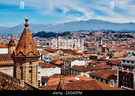 Architecture coloniale espagnole et paysage urbain de Cuenca, Équateur, Amérique du Sud Banque D'Images