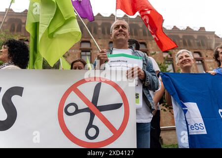 Divers syndicats de la santé, dont des médecins, des infirmières et des techniciens de la santé, manifestent devant les bureaux du Département de la santé de la Generalitat, l'organisme responsable de la gestion des soins de santé en Catalogne. Ils protestent contre les compressions qui auront lieu cet été. Varios sindicatos de sanidad, entre ellos médicos, enfermeras y técnicos sanitarios, protestan frente a las sedes del Departamento de Sanidad de la Generalitat, el organismo encargado de la gestión sanitaria en Catalu&#xf1;a.. Protestan por los recortes que se producirán este ver Banque D'Images