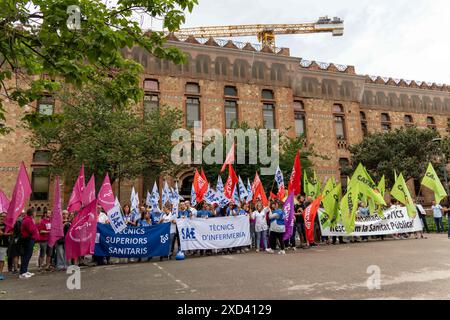 Divers syndicats de la santé, dont des médecins, des infirmières et des techniciens de la santé, manifestent devant les bureaux du Département de la santé de la Generalitat, l'organisme responsable de la gestion des soins de santé en Catalogne. Ils protestent contre les compressions qui auront lieu cet été. Varios sindicatos de sanidad, entre ellos médicos, enfermeras y técnicos sanitarios, protestan frente a las sedes del Departamento de Sanidad de la Generalitat, el organismo encargado de la gestión sanitaria en Catalu&#xf1;a.. Protestan por los recortes que se producirán este ver Banque D'Images