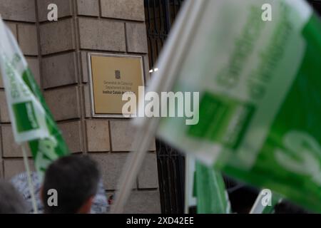 Divers syndicats de la santé, dont des médecins, des infirmières et des techniciens de la santé, manifestent devant les bureaux du Département de la santé de la Generalitat, l'organisme responsable de la gestion des soins de santé en Catalogne. Ils protestent contre les compressions qui auront lieu cet été. Varios sindicatos de sanidad, entre ellos médicos, enfermeras y técnicos sanitarios, protestan frente a las sedes del Departamento de Sanidad de la Generalitat, el organismo encargado de la gestión sanitaria en Catalu&#xf1;a.. Protestan por los recortes que se producirán este ver Banque D'Images