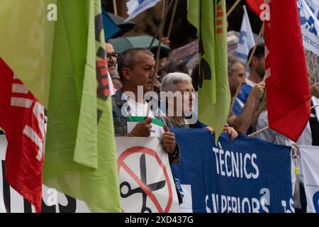 Divers syndicats de la santé, dont des médecins, des infirmières et des techniciens de la santé, manifestent devant les bureaux du Département de la santé de la Generalitat, l'organisme responsable de la gestion des soins de santé en Catalogne. Ils protestent contre les compressions qui auront lieu cet été. Varios sindicatos de sanidad, entre ellos médicos, enfermeras y técnicos sanitarios, protestan frente a las sedes del Departamento de Sanidad de la Generalitat, el organismo encargado de la gestión sanitaria en Catalu&#xf1;a.. Protestan por los recortes que se producirán este ver Banque D'Images