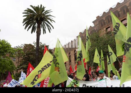 Divers syndicats de la santé, dont des médecins, des infirmières et des techniciens de la santé, manifestent devant les bureaux du Département de la santé de la Generalitat, l'organisme responsable de la gestion des soins de santé en Catalogne. Ils protestent contre les compressions qui auront lieu cet été. Varios sindicatos de sanidad, entre ellos médicos, enfermeras y técnicos sanitarios, protestan frente a las sedes del Departamento de Sanidad de la Generalitat, el organismo encargado de la gestión sanitaria en Catalu&#xf1;a.. Protestan por los recortes que se producirán este ver Banque D'Images