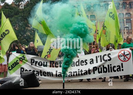 Divers syndicats de la santé, dont des médecins, des infirmières et des techniciens de la santé, manifestent devant les bureaux du Département de la santé de la Generalitat, l'organisme responsable de la gestion des soins de santé en Catalogne. Ils protestent contre les compressions qui auront lieu cet été. Varios sindicatos de sanidad, entre ellos médicos, enfermeras y técnicos sanitarios, protestan frente a las sedes del Departamento de Sanidad de la Generalitat, el organismo encargado de la gestión sanitaria en Catalu&#xf1;a.. Protestan por los recortes que se producirán este ver Banque D'Images