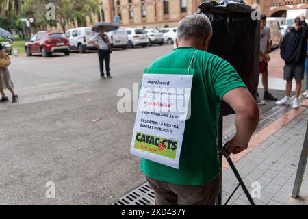 Divers syndicats de la santé, dont des médecins, des infirmières et des techniciens de la santé, manifestent devant les bureaux du Département de la santé de la Generalitat, l'organisme responsable de la gestion des soins de santé en Catalogne. Ils protestent contre les compressions qui auront lieu cet été. Varios sindicatos de sanidad, entre ellos médicos, enfermeras y técnicos sanitarios, protestan frente a las sedes del Departamento de Sanidad de la Generalitat, el organismo encargado de la gestión sanitaria en Catalu&#xf1;a.. Protestan por los recortes que se producirán este ver Banque D'Images