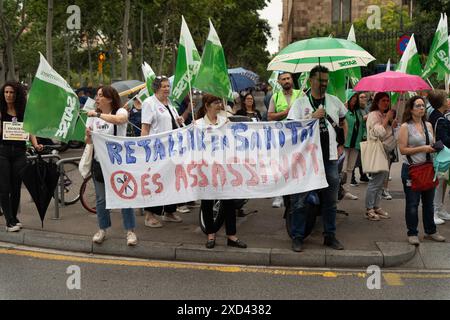 Divers syndicats de la santé, dont des médecins, des infirmières et des techniciens de la santé, manifestent devant les bureaux du Département de la santé de la Generalitat, l'organisme responsable de la gestion des soins de santé en Catalogne. Ils protestent contre les compressions qui auront lieu cet été. Varios sindicatos de sanidad, entre ellos médicos, enfermeras y técnicos sanitarios, protestan frente a las sedes del Departamento de Sanidad de la Generalitat, el organismo encargado de la gestión sanitaria en Catalu&#xf1;a.. Protestan por los recortes que se producirán este ver Banque D'Images