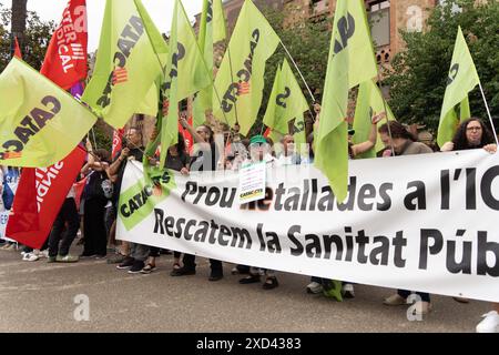 Divers syndicats de la santé, dont des médecins, des infirmières et des techniciens de la santé, manifestent devant les bureaux du Département de la santé de la Generalitat, l'organisme responsable de la gestion des soins de santé en Catalogne. Ils protestent contre les compressions qui auront lieu cet été. Varios sindicatos de sanidad, entre ellos médicos, enfermeras y técnicos sanitarios, protestan frente a las sedes del Departamento de Sanidad de la Generalitat, el organismo encargado de la gestión sanitaria en Catalu&#xf1;a.. Protestan por los recortes que se producirán este ver Banque D'Images