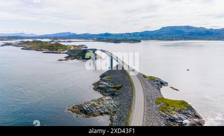Une vue aérienne du pont de la route Atlantique en Norvège, mettant en valeur son design unique et le magnifique paysage côtier. Banque D'Images