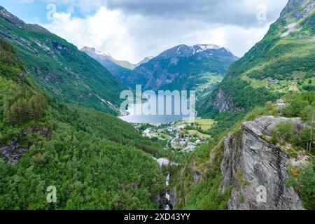 Une vue panoramique sur un pittoresque fjord norvégien, mettant en valeur les falaises spectaculaires, la végétation luxuriante et les eaux bleues sereines. Geiranger fjord Norvège Banque D'Images