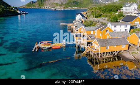 Un pittoresque village côtier norvégien avec des maisons sur pilotis colorées, des bateaux et des eaux turquoises claires. Sakrisoy, Lofoten, Norvège Banque D'Images