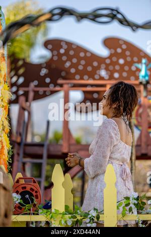 Santa Barbara, États-Unis. 19 juin 2024. La célébration du solstice d'été invite la résidence de Santa Barbara à participer à des ateliers pour apprendre à fabriquer des masques, des costumes et des chars pour le festival et la parade du solstice d'été 2024 à l'atelier des arts communautaires à Santa Barbara, CA, le 19 juin 2024. Thème de cette année : vols de fantaisie! (Photo de Rod Rolle/Sipa USA) crédit : Sipa USA/Alamy Live News Banque D'Images