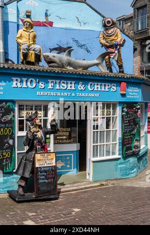Un restaurant fish and chips décoré de façon fantaisiste à Brixham, Devon Banque D'Images