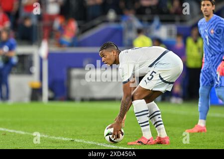 Manuel Akanji (5) de Suisse photographié lors d'un match de football entre les équipes nationales d'Écosse et de Suisse le 2e jour de match du groupe A dans la phase de groupes du tournoi UEFA Euro 2024 , le mercredi 19 juin 2024 à Cologne , Allemagne . PHOTO SPORTPIX | David Catry Banque D'Images