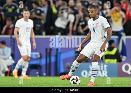 Manuel Akanji (5) de Suisse photographié lors d'un match de football entre les équipes nationales d'Écosse et de Suisse le 2e jour de match du groupe A dans la phase de groupes du tournoi UEFA Euro 2024 , le mercredi 19 juin 2024 à Cologne , Allemagne . PHOTO SPORTPIX | David Catry Banque D'Images